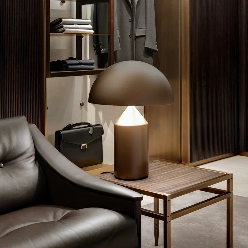 Atollo bordlampe fra Oluce i bronse