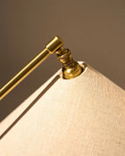 bordlampe fra gubi med tekstilskjerm