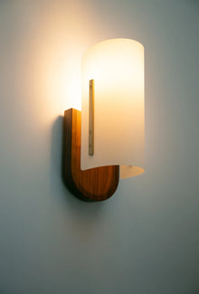 Modernist Timber Vegglampe