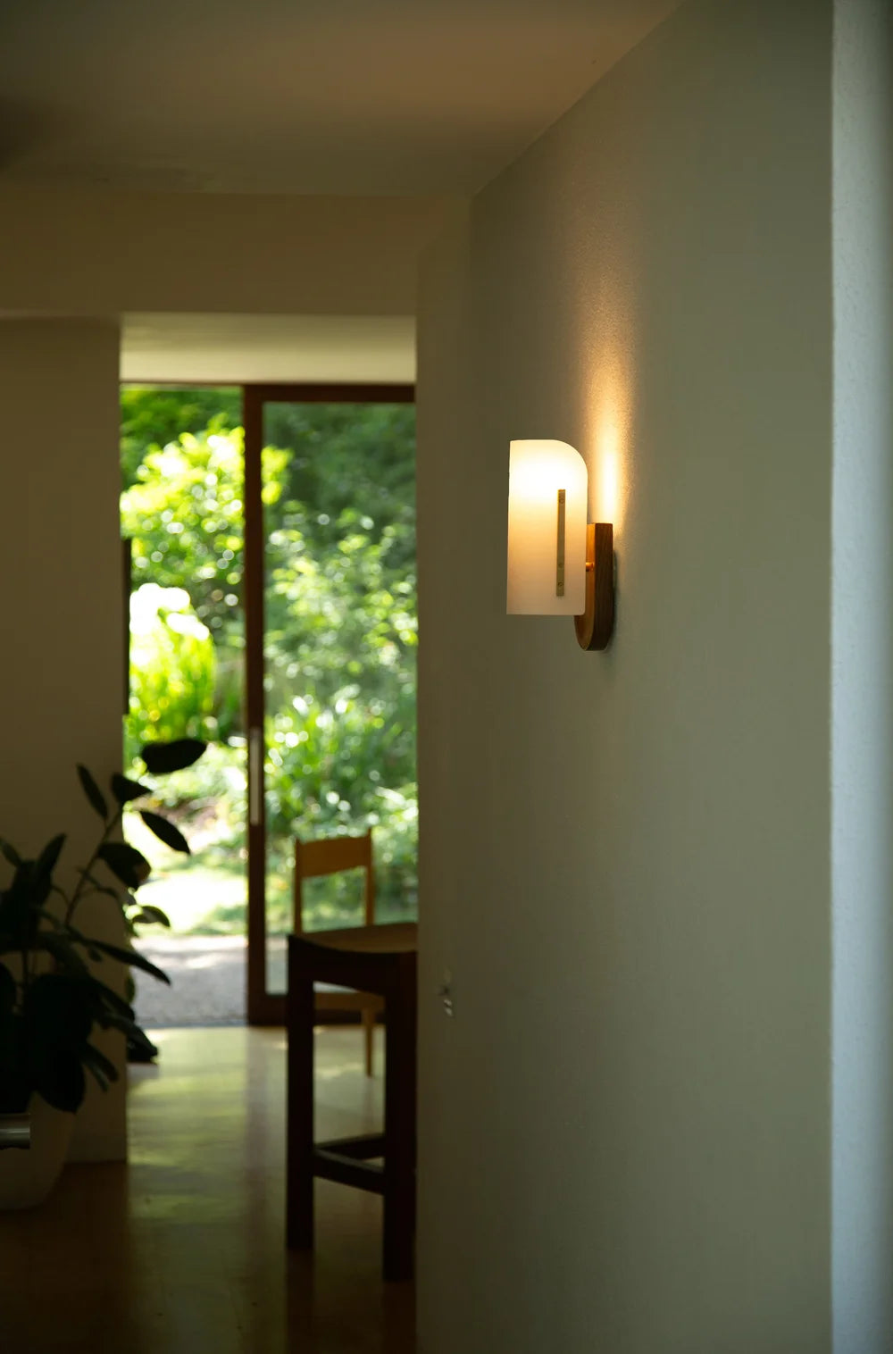 Modernist Timber Vegglampe