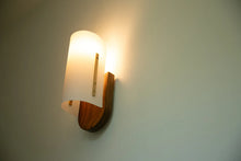 Modernist Timber Vegglampe