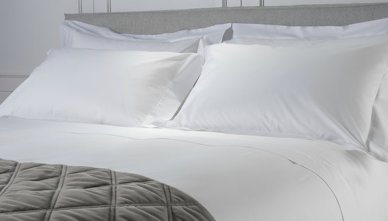 Detalj av Rivolta Carmignani Deluxe percale sengetøy i hvitt, laget av egyptisk bomull, mykt og eksklusivt italiensk kvalitetssengetøy