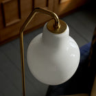 VL Ring crown gulvlampe fra Louis Poulsen i messing og opalglass