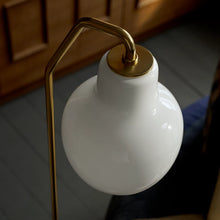 VL Ring crown gulvlampe fra Louis Poulsen i messing og opalglass