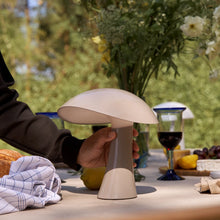 rumee bærbar lampe på dekket hagebord 