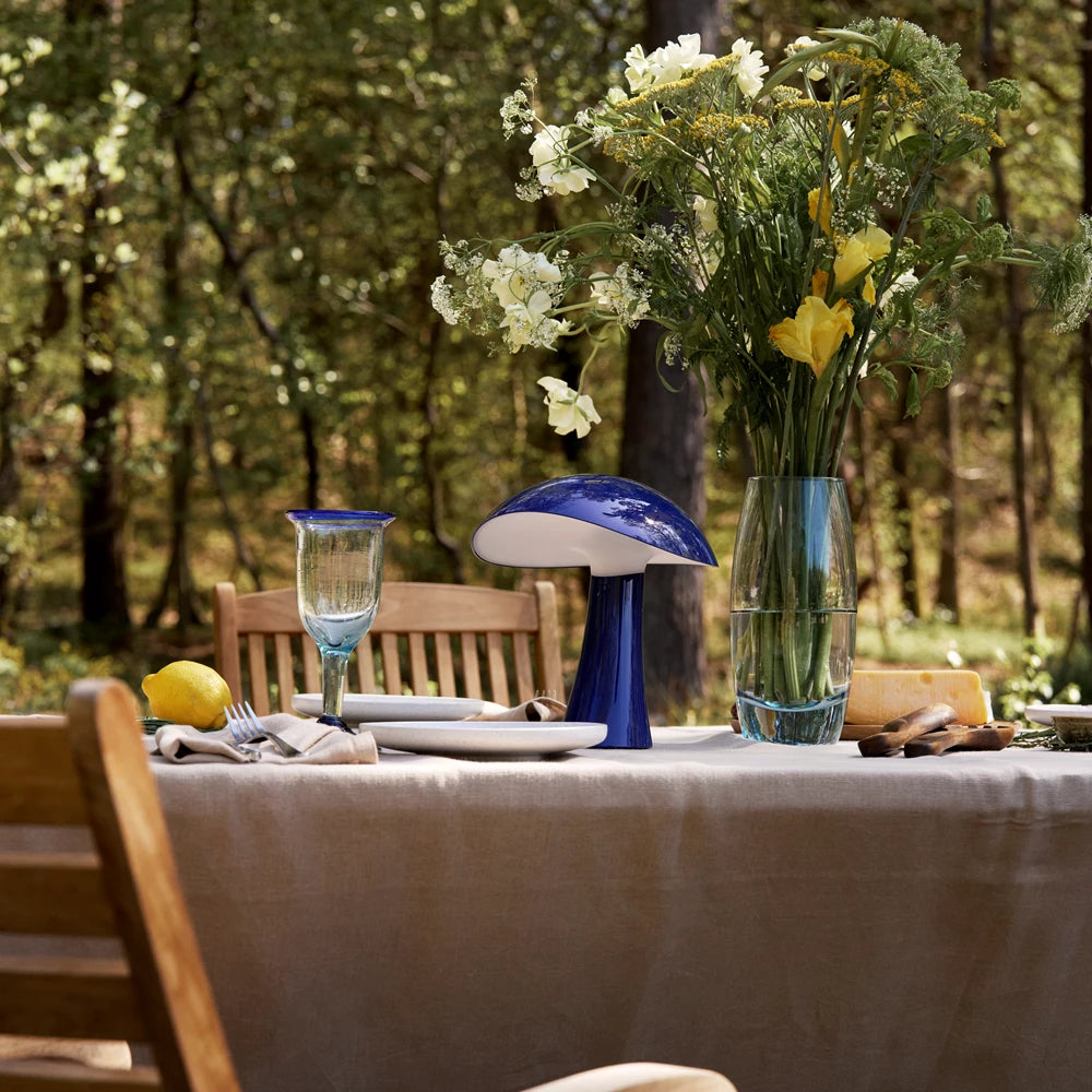 Rumee blå oppladbar lampe på utendørs spisebord 