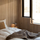 Oppladbar LED lampe fra Louis Poulsen til nattbord og vinduskarm