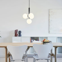 Taklampe med opalglass fra Nuura