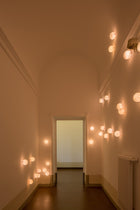 rosa vegglamper fra kanadiske bocci designet av omer arbel 