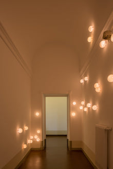 rosa vegglamper fra kanadiske bocci designet av omer arbel 