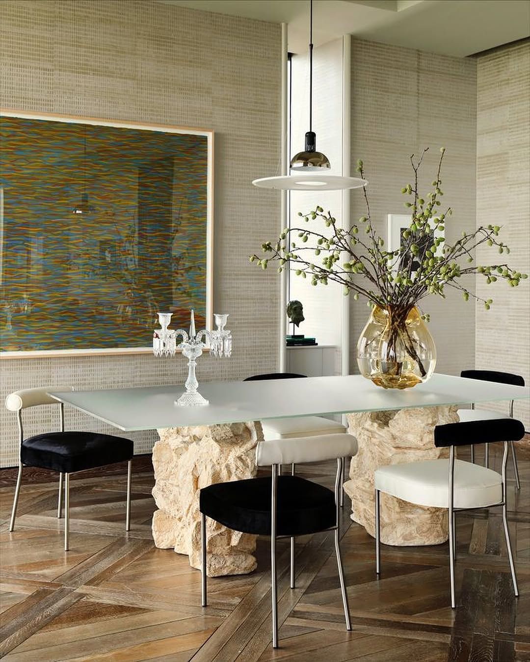 Frisbi taklampe fra Flos over spisebord 