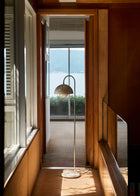 beige gulvlampe fra danske designmerket &tradition designet av verner panton