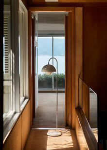 beige gulvlampe fra danske designmerket &tradition designet av verner panton