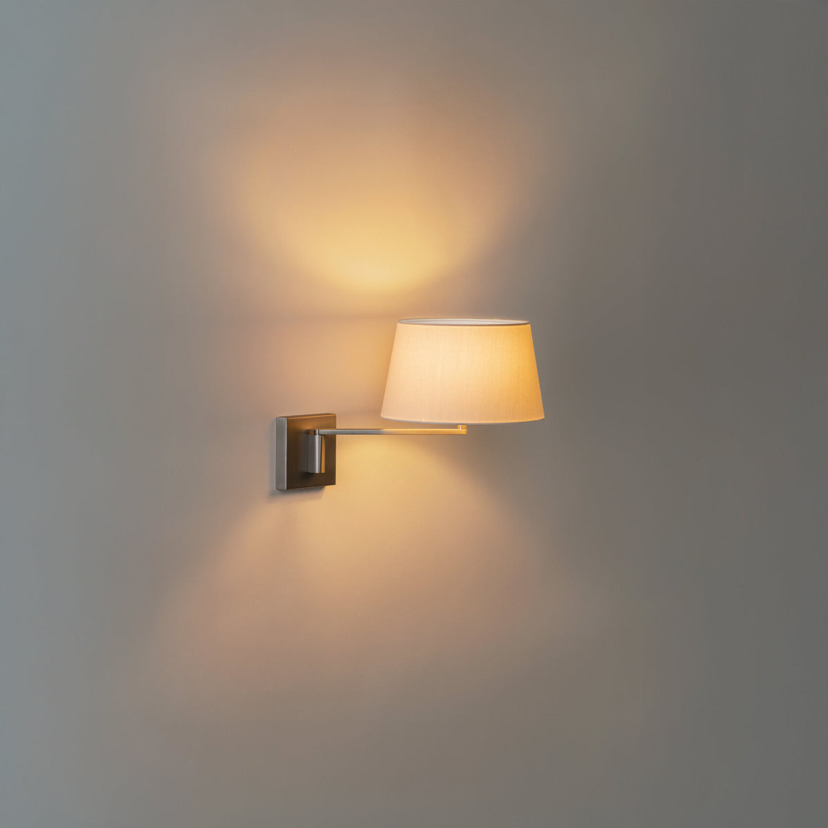 Americana Vegglampe fra Santa & Cole, produktbilde