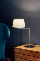 Americana Bordlampe fra Santa & Cole i interiør