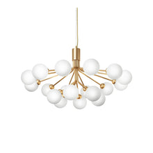 Nuura Apiales 18 taklampe i messing med opalglass