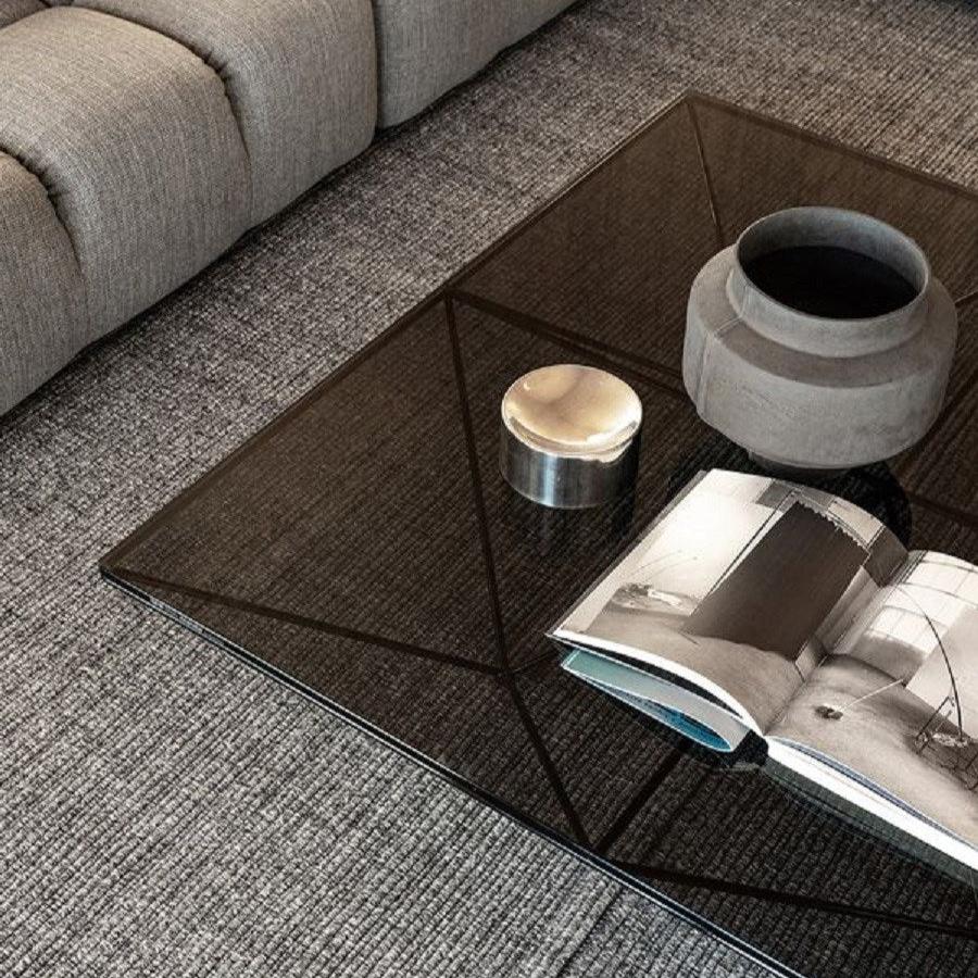 Alanda sofabord fra B&B Italia i sotet glass og sort undestell 
