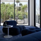 B&B Italia Camaleonda Loungestol med ottoman i blått tekstil i stilrent miljø med Spool sidebord