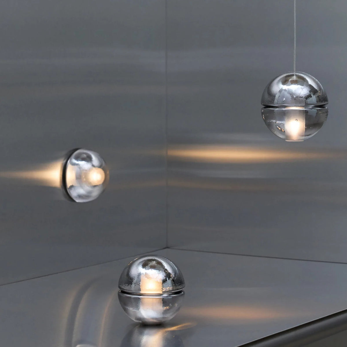 Bocci 14 Mirror i lysinstallasjon med håndpåført speilfinish