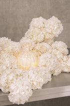 Bocci 118P Bærbar lampe i hvit med hvite blomster inspirerte mønster og hvite hortensia