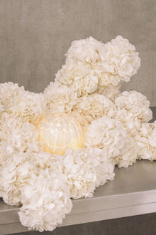 Bocci 118P Bærbar lampe i hvit med hvite blomster inspirerte mønster og hvite hortensia