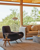 Tabouret Berger fra Cassina med Lady Lounge Chair og Clam gulvlampe fra Fritz Hansen