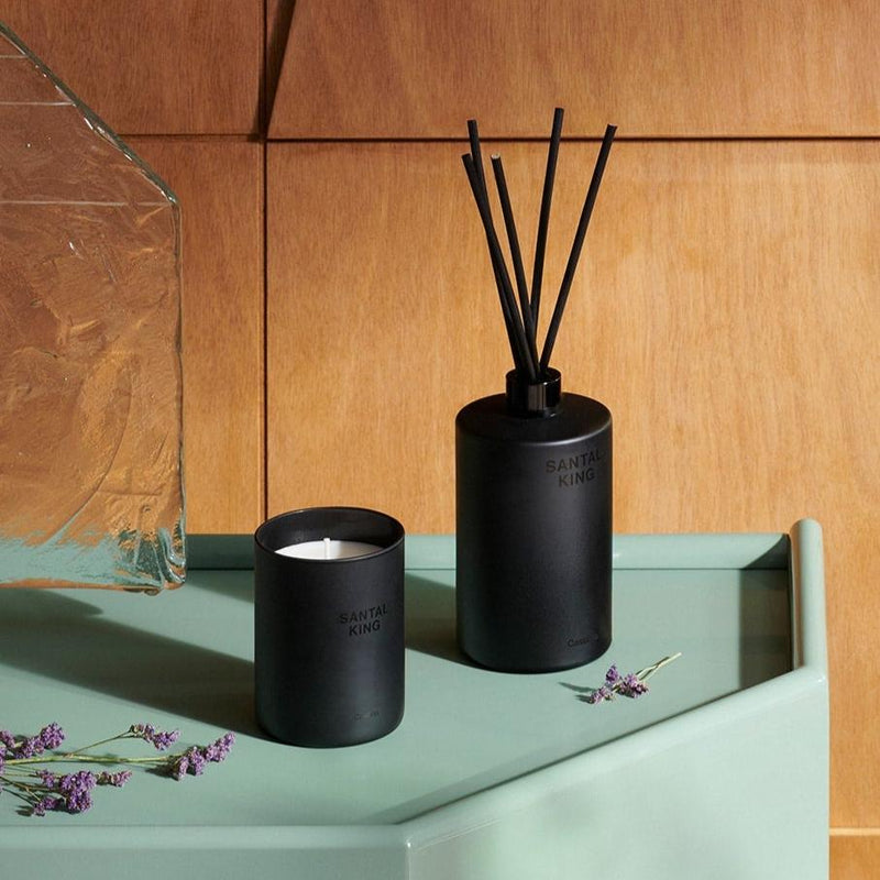 Cassina Duftlys og Duftpinner i Santal King, sort forpakning og pinner.