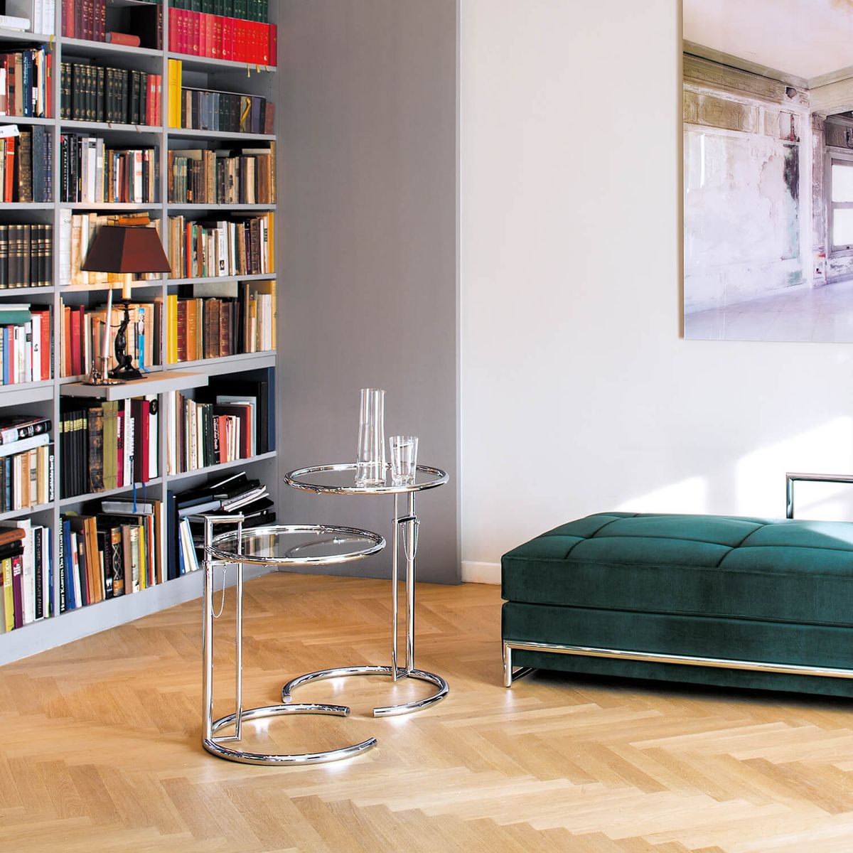 ClassiCon justerbare sidebord i krom design av Eileen Gray