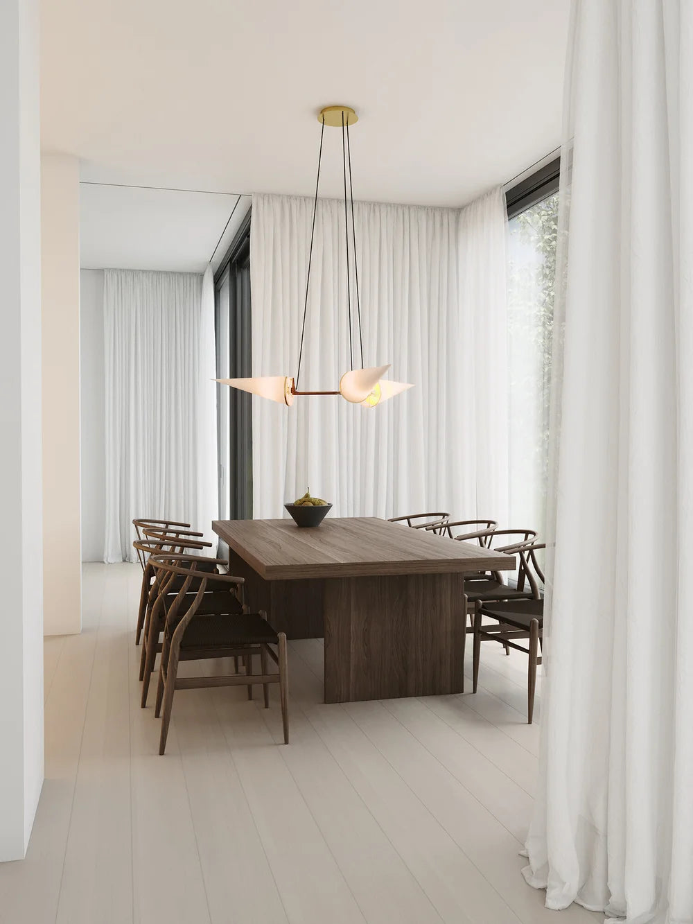 Classic Triple Pendel av Joe Armitage hengende over spisebord i mørkt tre