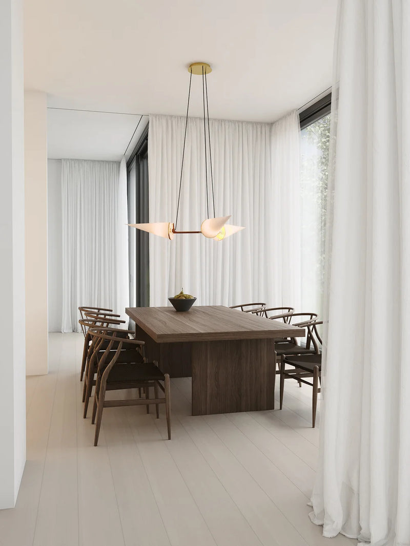 Classic Triple Pendel av Joe Armitage hengende over spisebord i mørkt tre