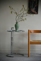 Classicon Eileen Gray E1027 Adjustable Table i krom med vase