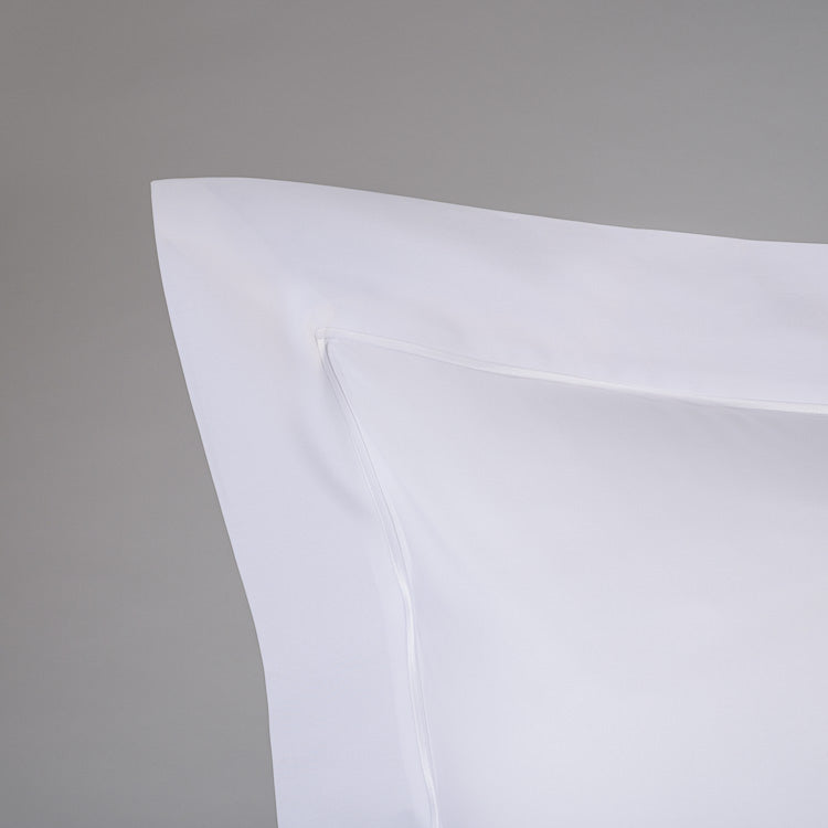 Detalj av Rivolta Carmignani Deluxe percale sengetøy i hvitt, mykt og eksklusivt italiensk kvalitetssengetøy