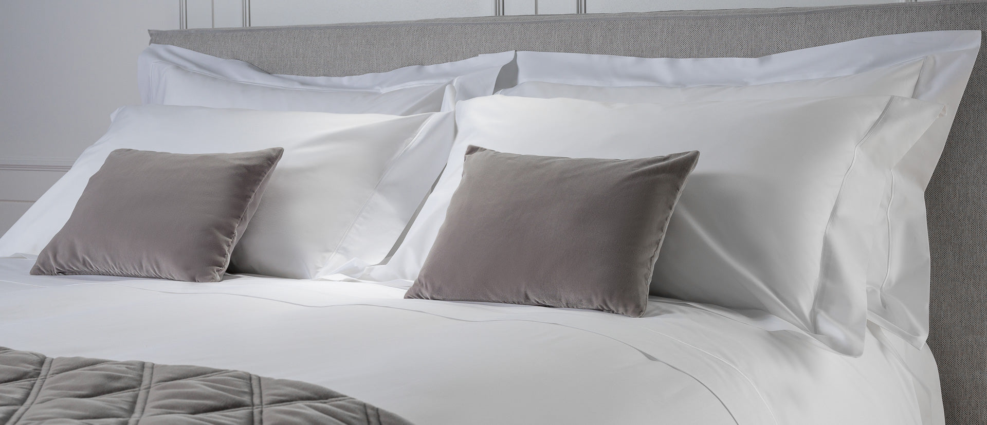 Rivolta Carmignani Deluxe hvitt sengetøy i percale, elegant oppredd seng, luksuriøst og komfortabelt, high-end italiensk kvalitet