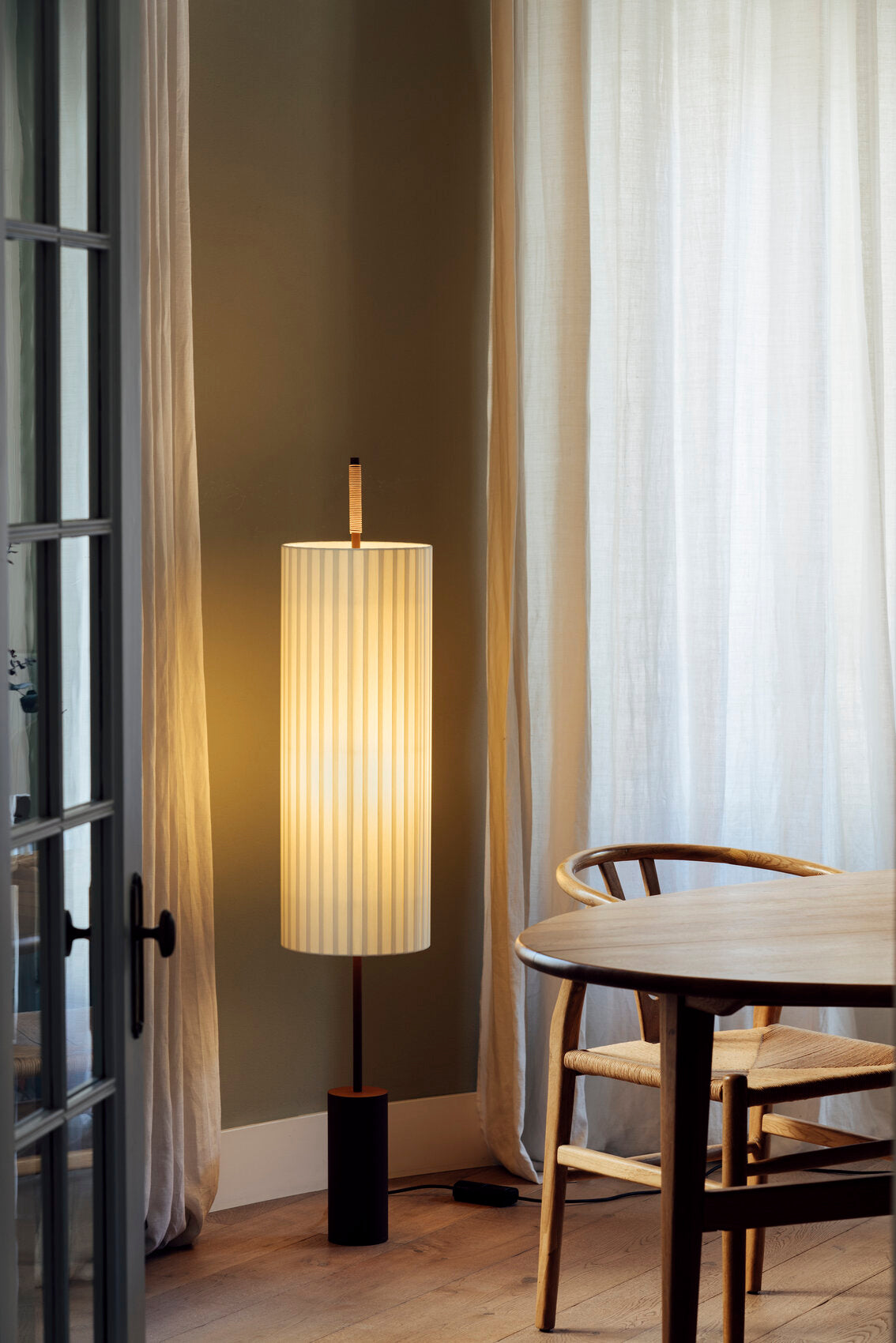 Dórica gulvlampe fra Santa & Cole, miljøbilde