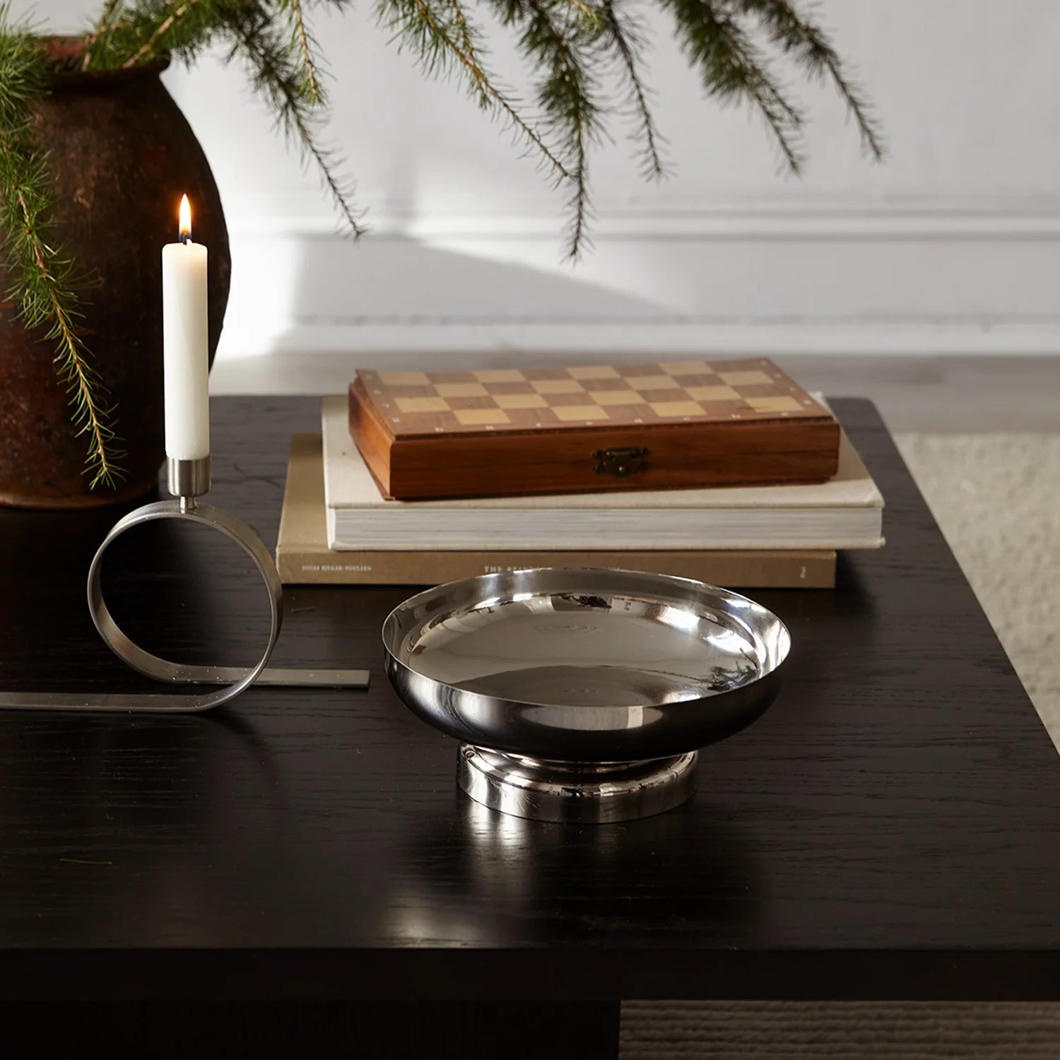 Essei Apollo Bowl, skål i krom til servering eller dekorasjon.