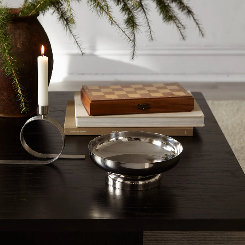 Essei Apollo Bowl, skål i krom til servering eller dekorasjon.