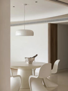 Flos Smithfield taklampe i hvit over hvitt spisebord med vitra panton spisestoler