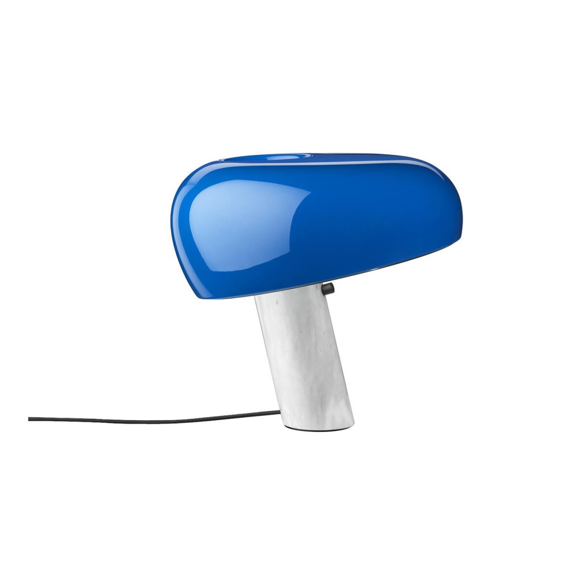 Snoopy dimbar bordlampe fra Flos med blå skjerm og hvit marmorbase