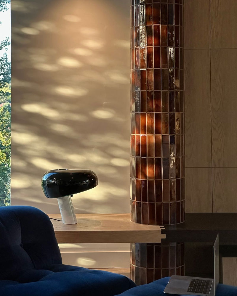 Flos Snoopy Bordlampe i sort med hvit marmorbase