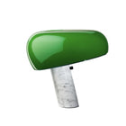 Snoopy bordlampe fra Flos med grønn skjerm og carrara marmorfot