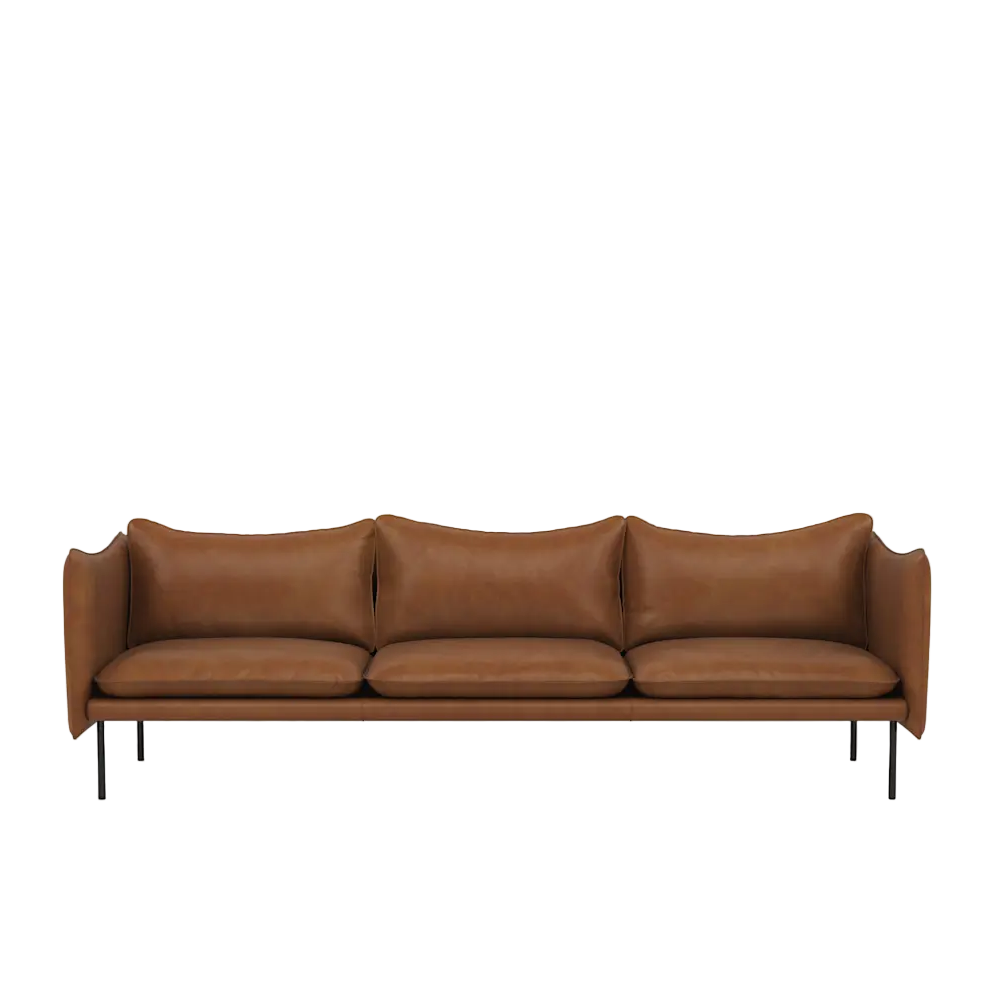 Tiki Sofa fra Fogia, designet av Andreas Engesvik. Sofaen er vist i Rangers skinn med slanke svarte metallben, og har et lett, moderne uttrykk med myke puter og smale armlener.