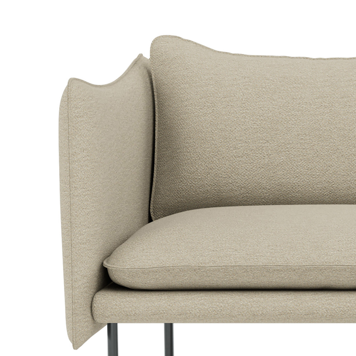 Tiki Sofa fra Fogia, designet av Andreas Engesvik, vist i beige tekstil med elegante metallben.