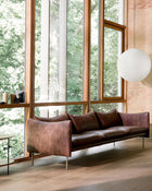 Tiki 3-seter sofa i vintage ranger skinn med polerte stålben. 