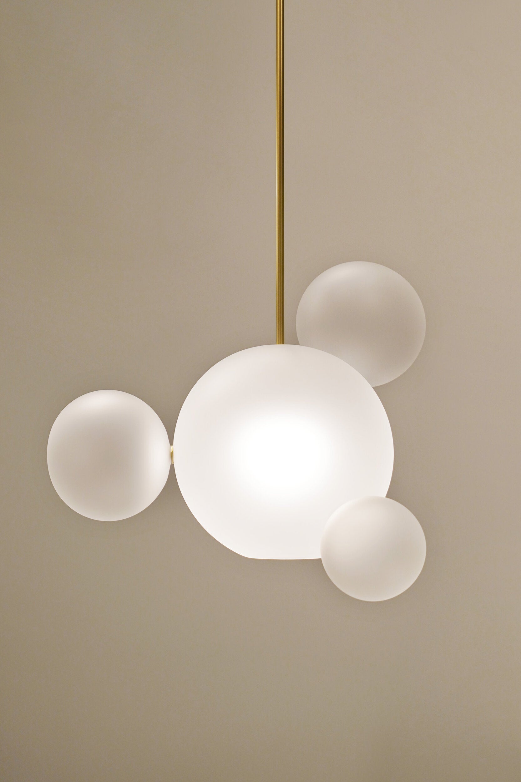 Bolle 04 Taklampe fra Giopato & Coombes  med frostet glass 
