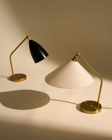 bordlampe i messing med skjerm fra gubi