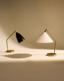 dansk designlampe i gull med tekstilskjerm