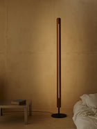 Seki-Han gulvlampe fra Flos med treverk og sort base