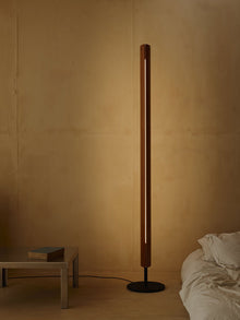 Seki-Han gulvlampe fra Flos med treverk og sort base