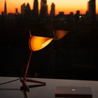 Classic Desk bordlampe som viser lampens lys i mørket