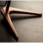 Classic bordlampe av Joe Armitage, nærbilde av fot i valnøtt